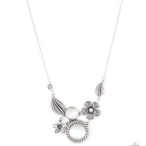 Paparazzi Exquisitely Eden - White